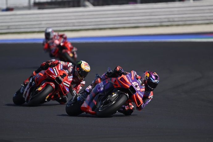 Archivo - Jorge Martín por delante de Francesco Bagnaia durante un Gran Premio del Mundial de 2024