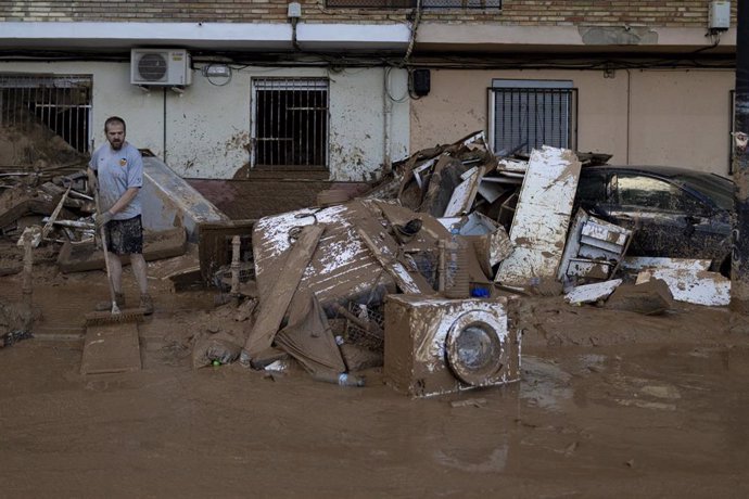 Una persona llena de barro, a 2 de noviembre de 2024, en Alfafar, Valencia, Comunidad Valenciana (España). Más de 200 voluntarios de Protección Civil de toda España están participando en las tareas de emergencia como consecuencia de la DANA que el pasado 