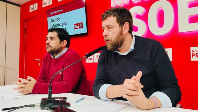 El portavoz del PSOE en el Ayuntamiento de Teruel, José Guillén, junto al concejal Diego Piñeiro.