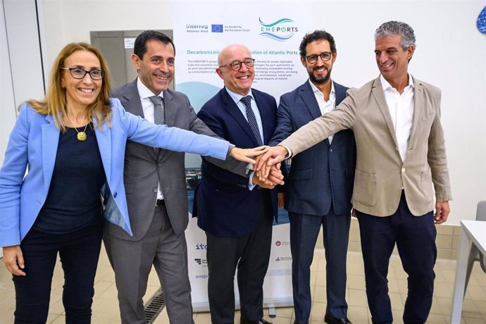 El director de Puertos de Tenerife, Pedro Suárez (c), en la presentación de un proyecto para la descarbonización y la digitalización del puerto de Granadilla