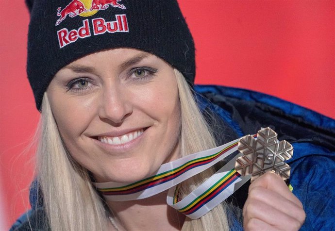 ARCHIVO - 10 de febrero de 2019, Suecia, Are: La estadounidense Lindsey Vonn celebra con la medalla de bronce durante la ceremonia de entrega de premios de la prueba femenina de descenso en los Campeonatos del Mundo de Esquí Alpino de la FIS. La gran esqu