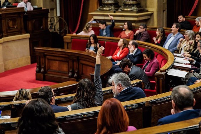 Votación de una moción en un pleno del Parlament de Catalunya