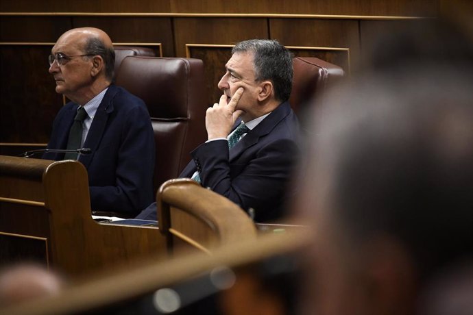 El portavoz del PNV, Aitor Esteban, junto con su portavoz de Justicia, Mikel Legarda