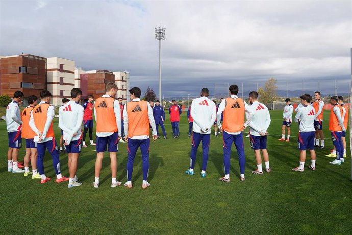 Los jugadores de la selección española sub-21 durante un entrenamiento.