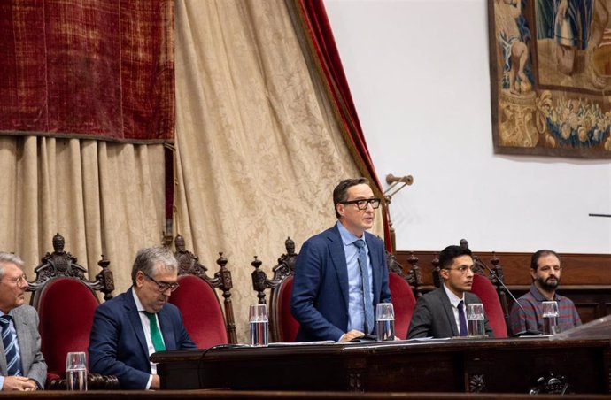 El rector de la USAL comunica al Claustro que su meta es duplicar el número de estudiantes durante su legislatura.