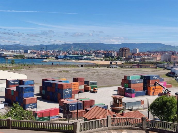 Archivo - Contenedores en el Puerto de El Musel.