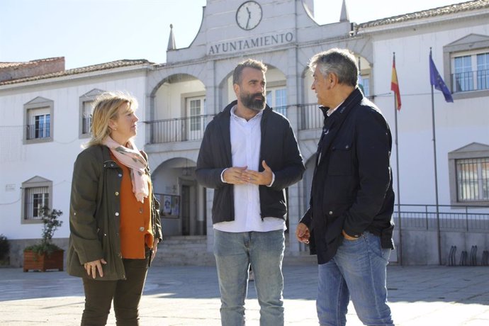 Mayoral (centro), entre Ramírez y González, ante el Ayuntamiento de Hinojosa del Duque.