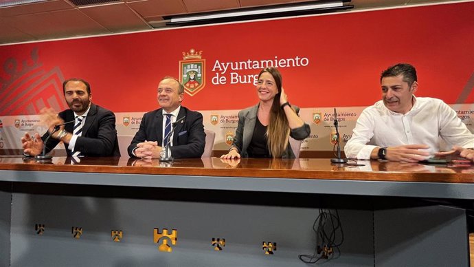 Vox permite las ayudas a Accem, Burgos Acoge y Atalaya siempre que no fomenten la inmigración "ilegal" . En la foto, los concejales de Vox, Ignacio Peña, Fernando Martínez Acitores, Marta Alegría y Raúl Martínez.