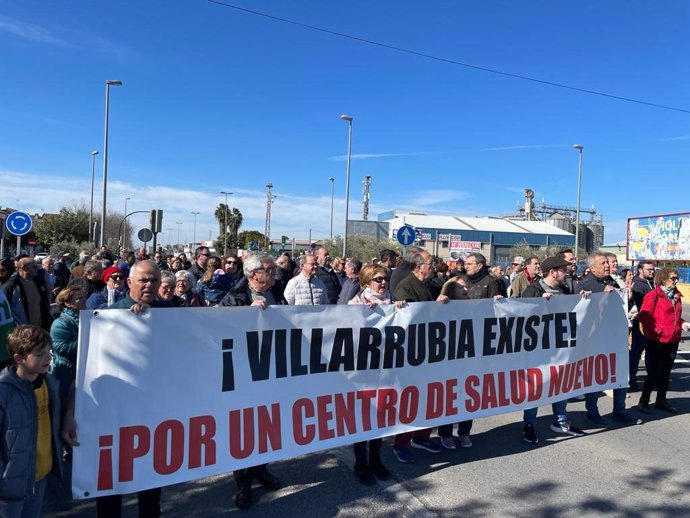 Archivo - Vecinos de Villarrubia en una concentración por el centro de salud, en una imagen de archivo.