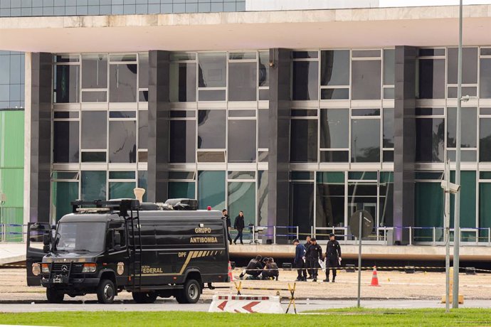 14 November 2024, Brazil, Brasilia: Security operations is seen after the explosion in front of the Supreme Court of Justice. Photo: Fabio Rodrigues/Agencia Brazil/dpa