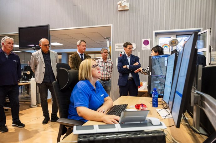 El Lehendakari, Imanol Pradales, el consejero de Seguridad, Bingen Zupiria, y el viceconsejero de Seguridad, Ricardo Ituarte, visitan el Centro de Emergencias de Euskadi.