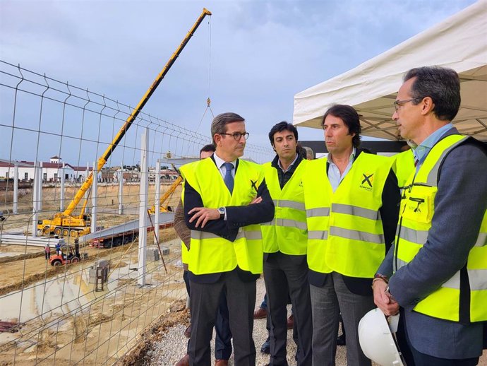 Paradela (izda.), junto a resposables de Ximenez Group, visita las obras del futuro Centro Operativo y de Transporte de la compañía pontanesa.