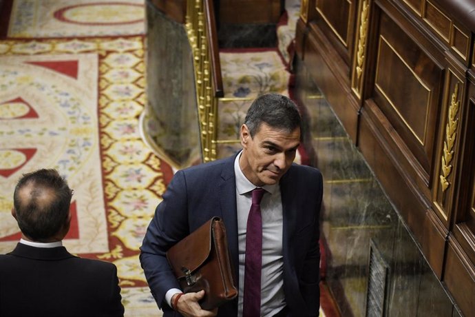 El presidente del Gobierno, Pedro Sánchez, sale de una sesión de control al Gobierno, en el Congreso de los Diputados, a 16 de octubre de 2024, en Madrid (España).