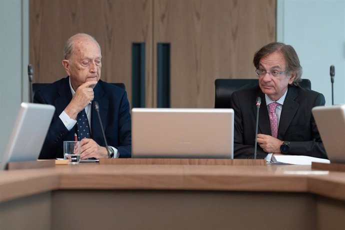 Archivo - El presidente de Colonial, Juan José Brugera (i), y el consejero delegado de Colonial, Pere Viñolas (d), durante una rueda de prensa, en la sede de Colonial