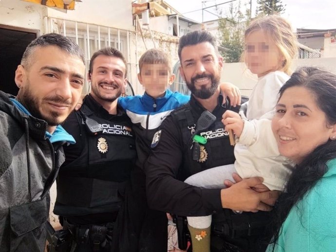 Familia rescatada por agentes de la Policía Nacional en Málaga.