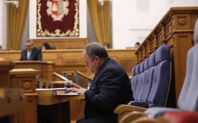 Lizán toma apuntes mientras Lucas-Torres habla desde la tribuna de oradores