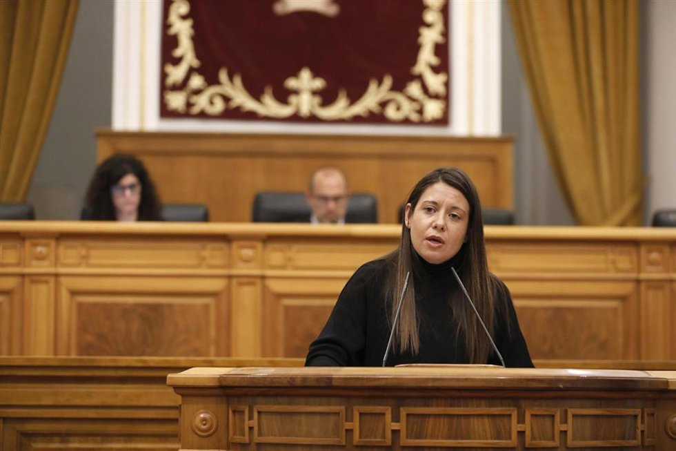 La consejera de Bienestar Social, Bárbara García Torijano, en el pleno de las Cortes de C-LM.