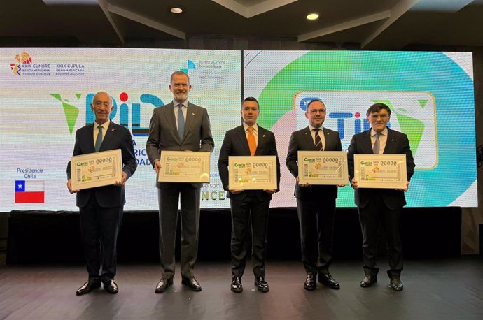 El Rey Felipe VI ha recibido de manos del vicepresidente de la ONCE, Alberto Durán, una lámina enmarcada con la imagen del cupón ilustrado con el logotipo oficial de la XXIX Cumbre Iberoamericana de Jefas y Jefes de Estado y de Gobierno