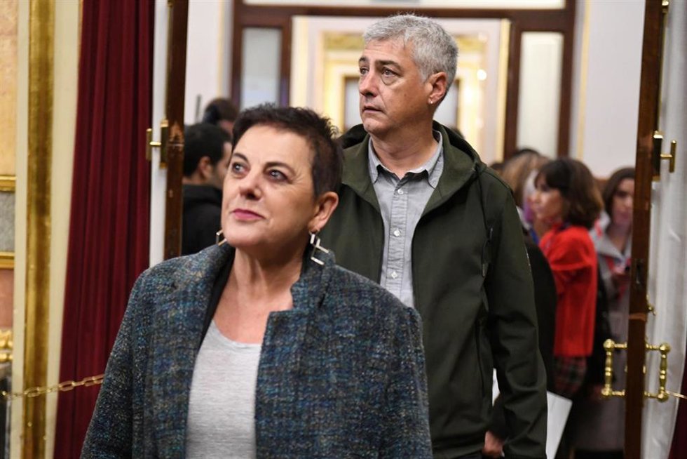 La portavoz de EH BIldu, Mertxe Aizpurua (i) y el diputado de EH BIldu, Oskar Matute, llegan a un pleno en el Congreso de los Diputados, a 13 de noviembre de 2024, en Madrid (España). El pleno ha comenzado con la intervención de Torres para informar de 