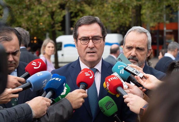 El presidente de la CEOE, Antonio Garamendi, durante una concentración de diez minutos en solidaridad con las víctimas de la DANA, organizado por Confebask y CEOE, en la plaza Euskadi, a 8 de noviembre de 2024, en Bilbao, Vizcaya, País Vasco (España). La 