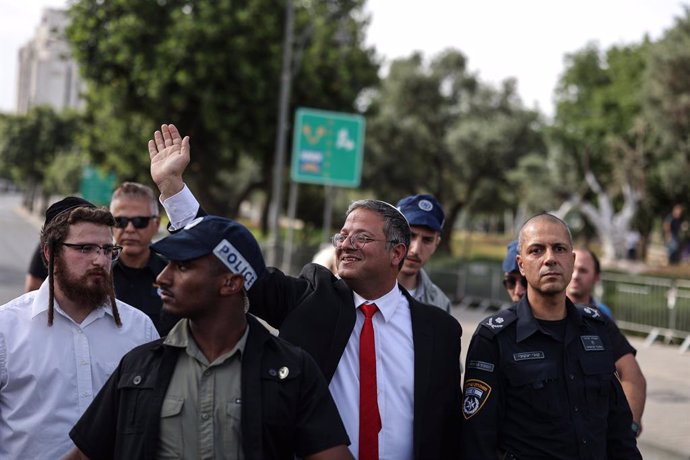 Archivo - 01 June 2023, Israel, Jerusalem: Minister of National Security of Israel Itamar Ben-Gvir (C) walks by the gay pride parade. Photo: Ilia yefimovich/dpa