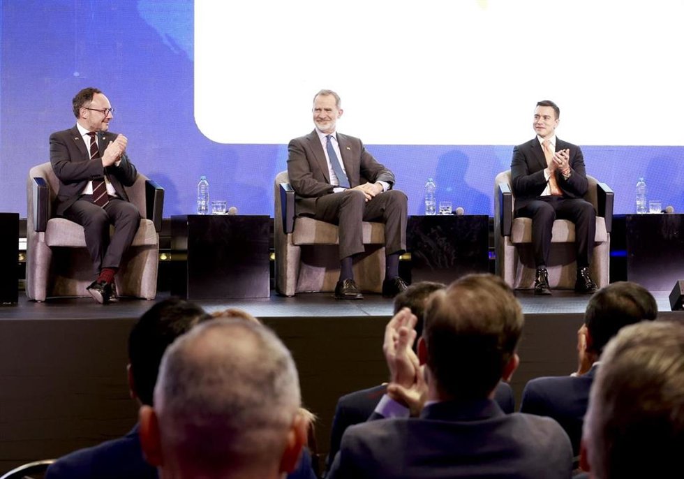 El Rey asiste al XV Encuentro Empresarial Iberoamericano celebrado en el Centro de Convenciones Mall del Río de Cuenca (Ecuador), que abordará cuatro grandes temas: empleabilidad e inclusión, sostenibilidad, género e innovación.