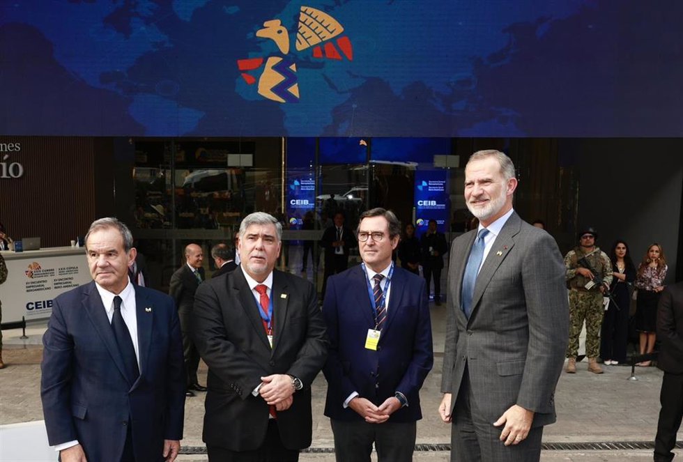 El Rey asiste al XV Encuentro Empresarial Iberoamericano celebrado en el Centro de Convenciones Mall del Río de Cuenca (Ecuador), que abordará cuatro grandes temas: empleabilidad e inclusión, sostenibilidad, género e innovación.