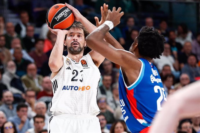 Sergio Llull Melia of Real Madrid and Dan Oturu of Anadolu Efes Istambul in action during the Turkish Airlines EuroLeague Regular Season match between Real Madrid and Anadolu Efes Istambul at Wizink Center on November 14, 2024 in Madrid, Spain.