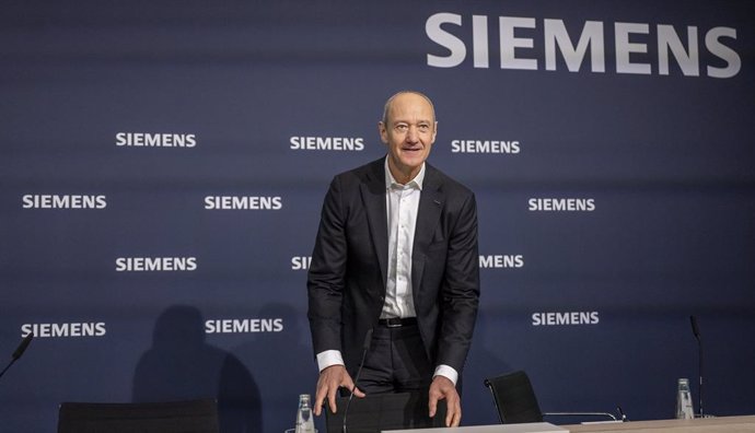 14 November 2024, Bavaria, Munich: Roland Busch, Chief Technology Officer and Member of the Managing Board of Siemens AG, stands during the Siemens AG Annual Press Conference 2024 at Siemens headquarters. Photo: Peter Kneffel/dpa