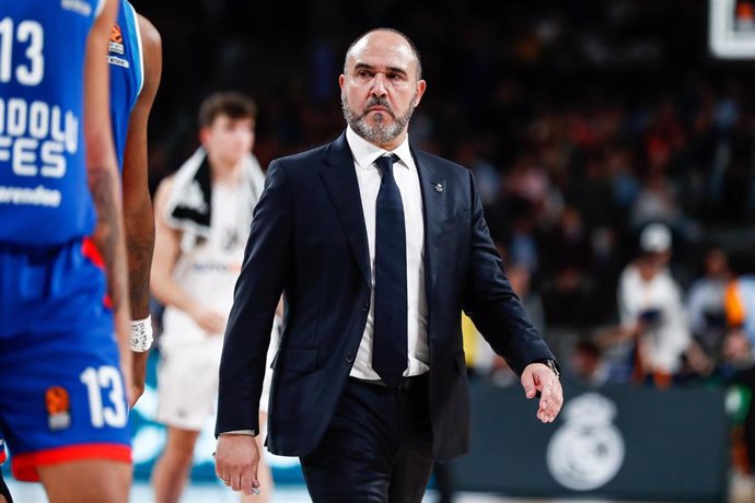 Chus Mateo, head coach of Real Madrid looks on during the Turkish Airlines EuroLeague Regular Season match between Real Madrid and Anadolu Efes Istambul at Wizink Center on November 14, 2024 in Madrid, Spain.