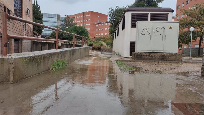 Archivo - Un charco provocado por la lluvia en una acera.