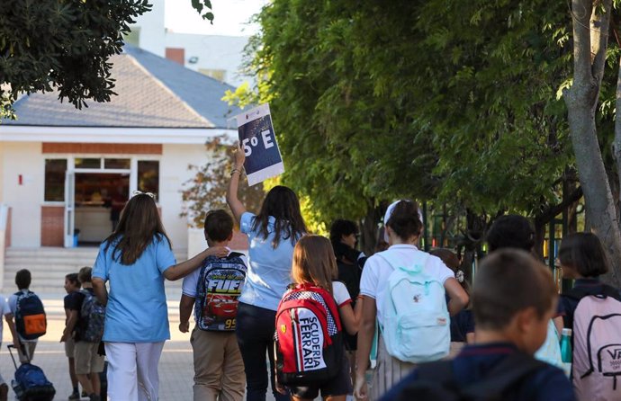 Archivo - Varios niños a la entrada de un colegio de Madrid, a 5 de septiembre de 2022. 