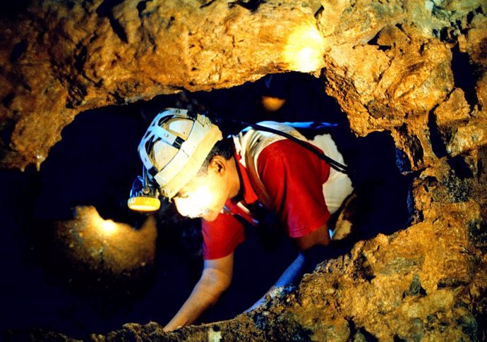 Archivo - April 30, 2012 - Medellin, Colombia - FILE PHOTO: Date Unknown. Miner with hard hat and Helmet lamp inside Segovia Mines. Major commodities are Gold. The Segovia Gold Belt is a north-south trending belt, approximately 300km long and up to 15km w