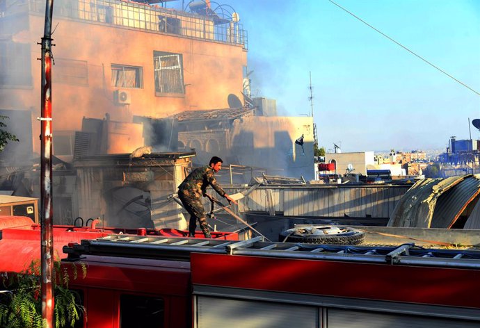 Edificio residencial destruido por los ataques aéreos israelíes en el barrio de Mazé, en Damasco, Siria