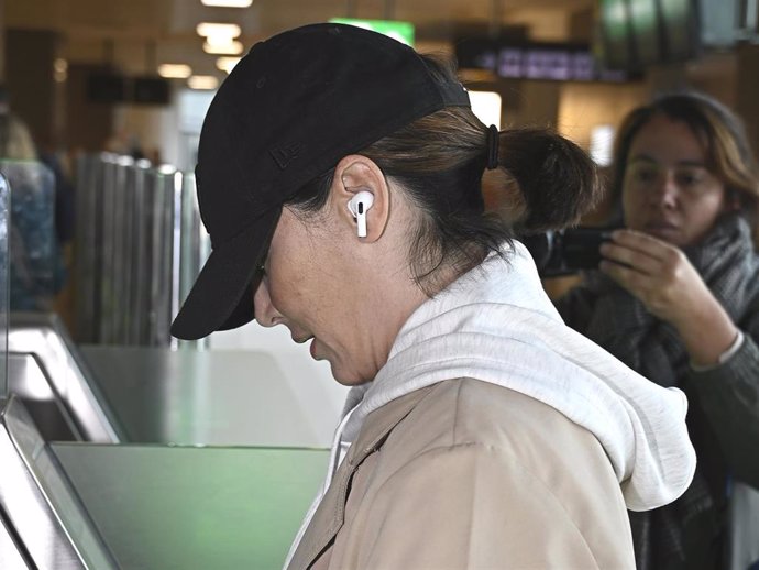 Tamara Falcó, en el aeropuerto de Valencia antes de regresar a Madrid tras varios días colaborando con la ONG de José Andrés