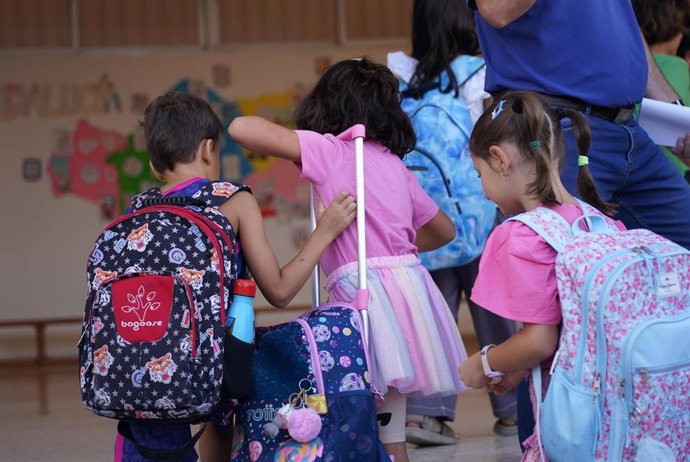 Archivo - Niños accediendo al centro escolar el primer día de clase tras la vacaciones de verano, a 10 de septiembre de 2024, en Málaga, Andalucía (España). 