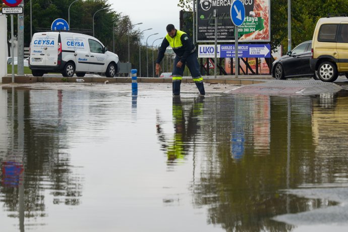 La policía local de Cartaya  actúan en incidencias varias por las causas de la DANA. A 15 de noviembre de 2024, en Cartaya, Huelva (Andalucía, España). La DANA provoca alerta naranja en la provincia de Huelva.