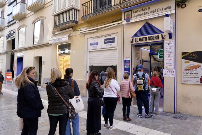 Archivo - Varias personas hacen cola para adquirir los últimos décimos de la Lotería de Navidad en las administraciones de la capital, a 19 de diciembre de 2023, en Málaga (Andalucía, España)