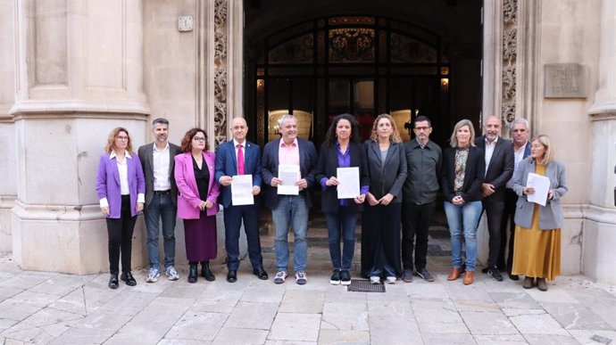 Representantes de la oposición frente al Palau del Consell.