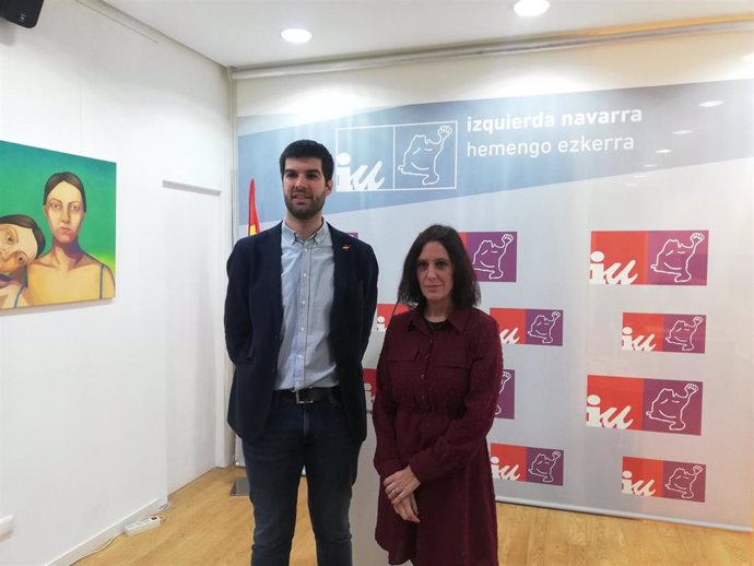 Carlos Guzmán, coordinador de IU en Navarra; y Carolina Cordero, responsable de Vivienda de IU a nivel federal.