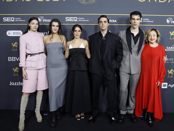 Parte del equipo de 'La Mesías' durante el photocall previo a la gala de los Premios Ondas