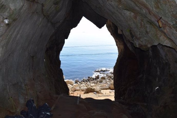 Un estudio de la Universidad de Sevilla descubre en Gibraltar una estructura compleja creada por neandertales.