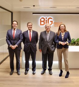 Director general para España de Banco BiG, Arturo Perera, el consejero delegado, Mário Bolota, presidente y fundador, Carlos Rodrigues, y la también directora general para España de la entidad, Sara Carbonell, en Madrid, a 14 de noviembre de 2024.