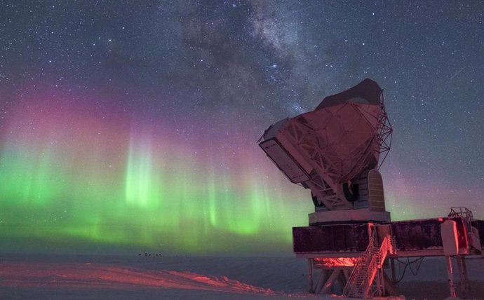 Un nuevo estudio utiliza datos recopilados por el Telescopio del Polo Sur, arriba, para profundizar nuestra comprensión de cómo nació y evolucionó el universo.