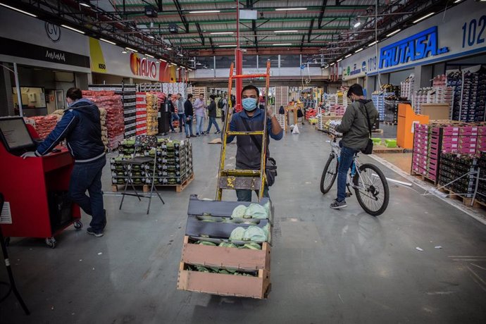 Archivo - Un trabajador de Mercabarna transporta productos en cajas dentro del recinto. En Barcelona, Cataluña, (España), a 17 de abril de 2020.