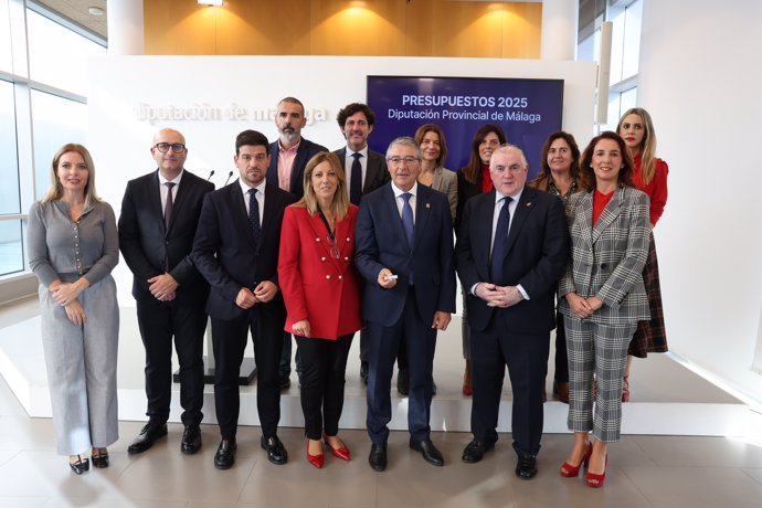 El presidente de la Diputación de Málaga, Francisco Salado, junto a diputados del equipo de Gobierno, durante la presentación del presupuesto de 2025 de la institución provincial.