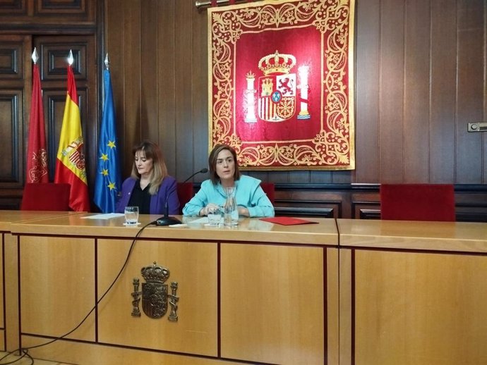 La delegada del Gobierno en Navarra, Alicia Echeverría, y la directora de la Unidad de Coordinación contra la Violencia sobre la Mujer, Estrella Lamadrid