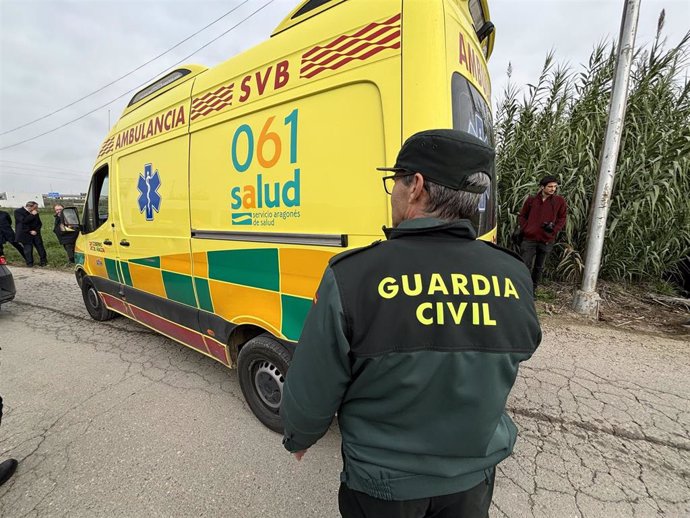 Una de las ambulancias en el exterior de la residencia de Villafranca de Ebro (Zaragoza).