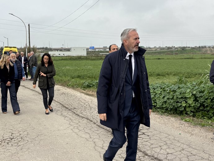 El presidente del Gobierno de Aragón, Jorge Azcón, en el exterior de la residencia de Villafranca de Ebro, este viernes.