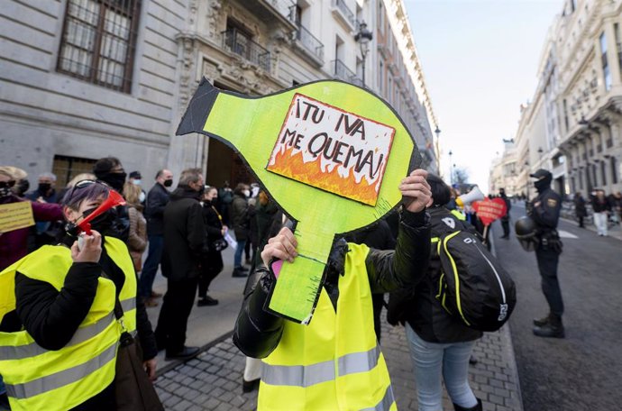 Archivo - Un cartel en el que se lee: 'Tu IVA me quema', durante una manifestación de representantes de la Alianza Empresarial por la Bajada del IVA a la imagen Personal y todas las asociaciones, federaciones y grupos que la integran, convocada por la pla